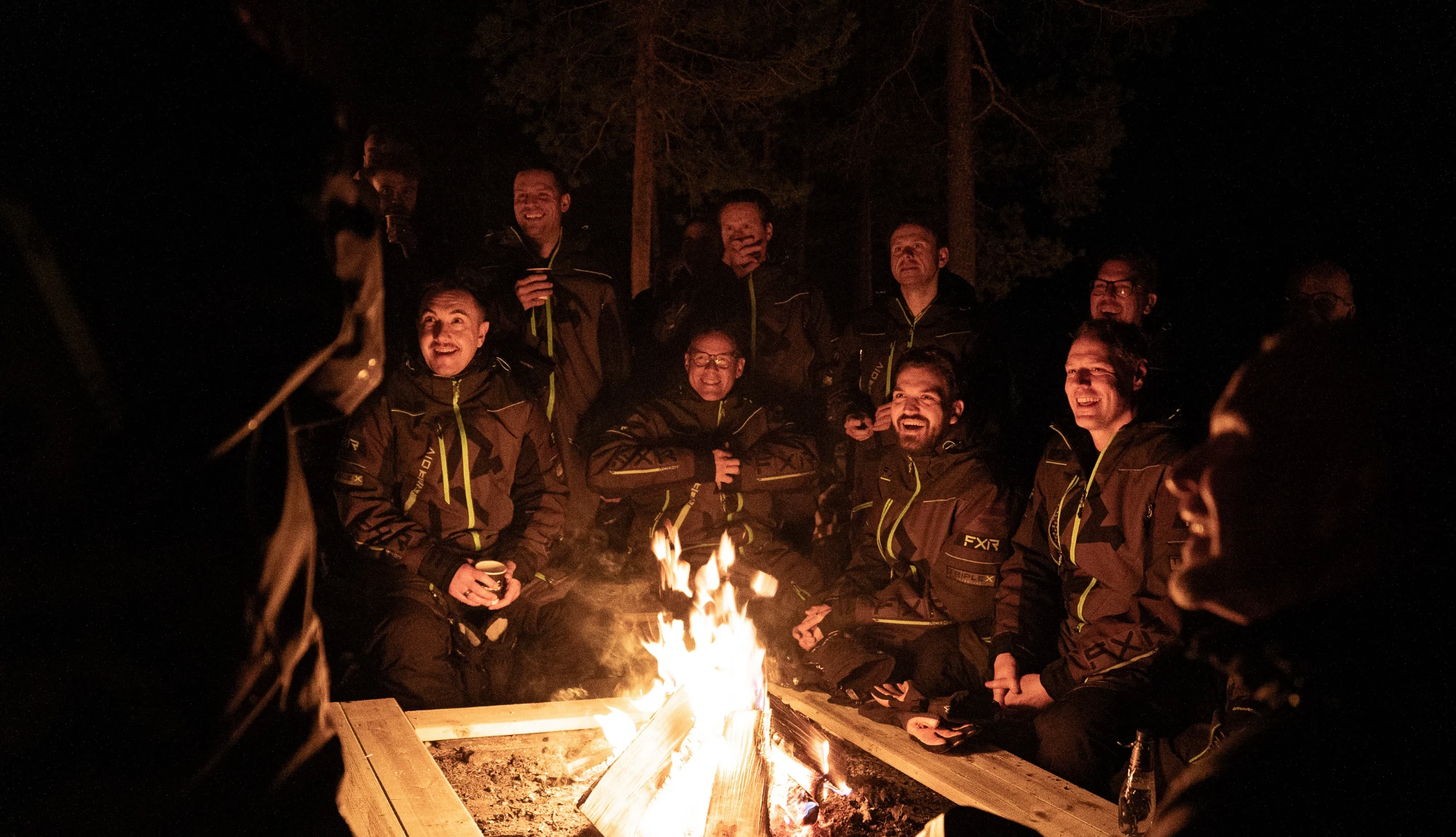 Der Kreis am Feuer beim Fast Track Lappland 2026